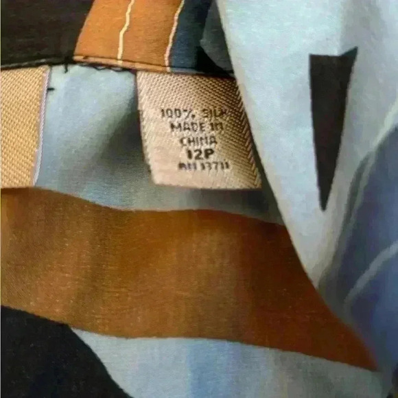 is silk top - Picture 4 of 8